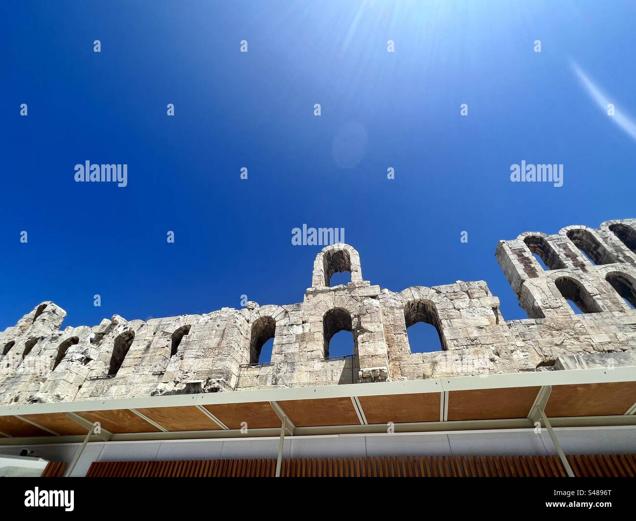 L'entrée principale de l'amphithéâtre Herodium où la nouvelle structure rencontre l'ancien - Image de stock capturée avec un smartphone