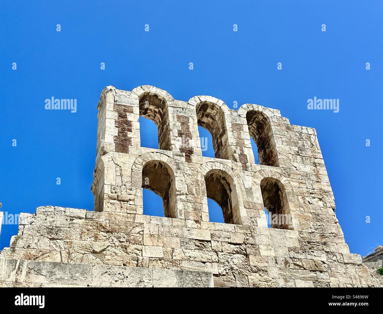L'ancien amphithéâtre Herodium à l'Acropole à Athènes est utilisé aujourd'hui pour des événements en direct et le théâtre. - Image de stock capturée avec un smartphone