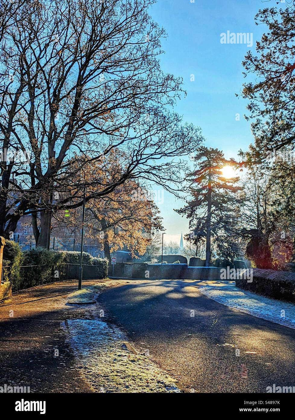 Un matin ensoleillé et glacial tôt au printemps Banque D'Images