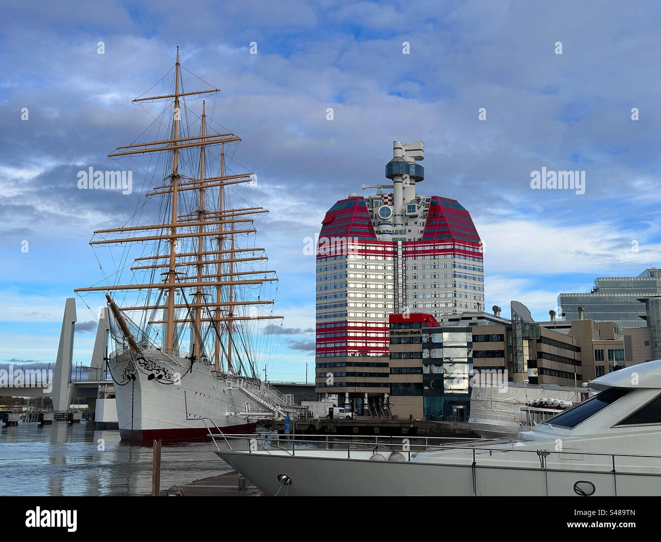 Le port de Gothenburg, en Suède avec le bâtiment Lilla Bommen, également connu sous le nom de « The Lipstick » et aussi le navire Barken Viking, construit en 1906. - Image de stock capturée avec un smartphone