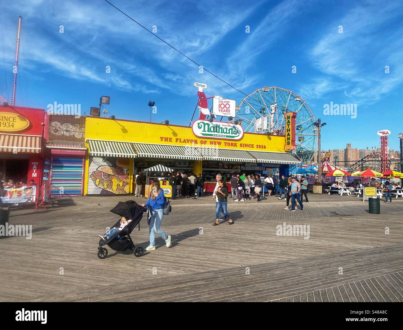 Restaurant de hot-dogs Nathan, Coney Island, New York, États-Unis d’Amérique. - Image de stock capturée avec un smartphone