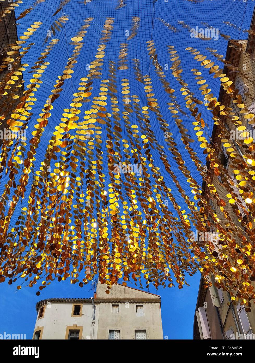 Décorations dans une rue. Centre de Béziers. Occitanie, France Banque D'Images