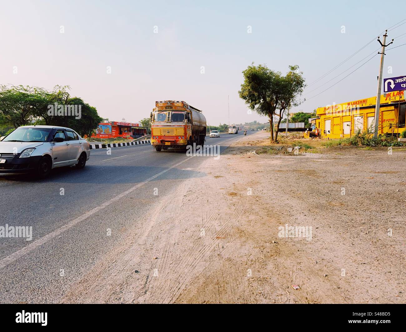 Camion cargo sur une autoroute indienne Banque D'Images