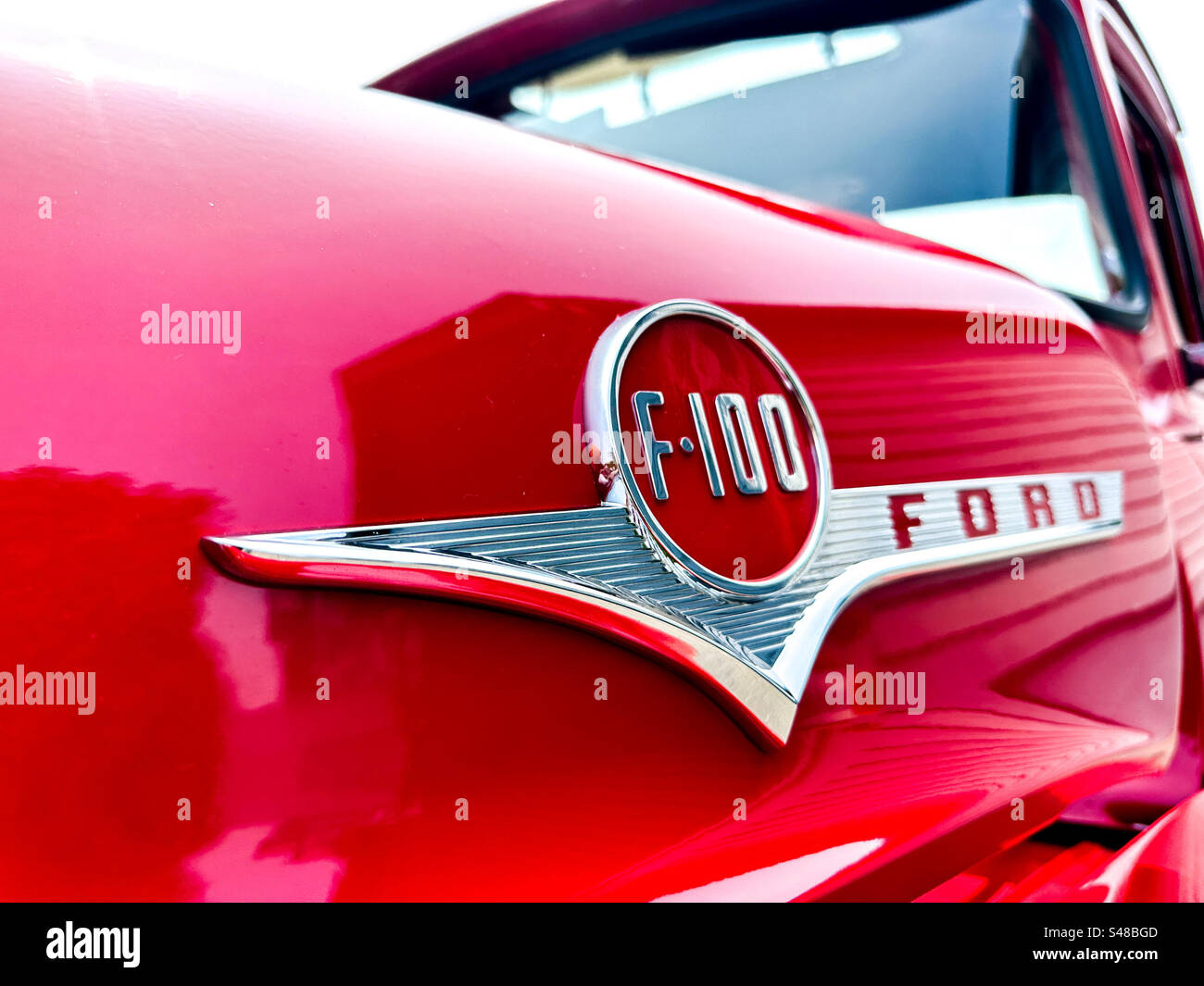 Gros plan du capot de la camionnette Ford F-100 e 1950s. Banque D'Images