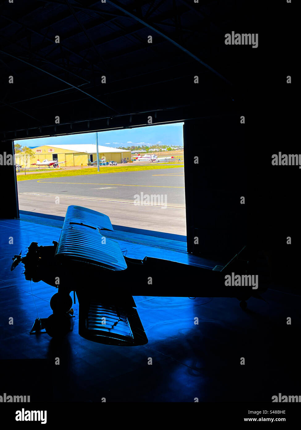 Vue sur la piste de l'aéroport de Scone depuis l'intérieur du musée de l'aviation Hunter Warbirds - Scone, Nouvelle-Galles du Sud, Australie Banque D'Images