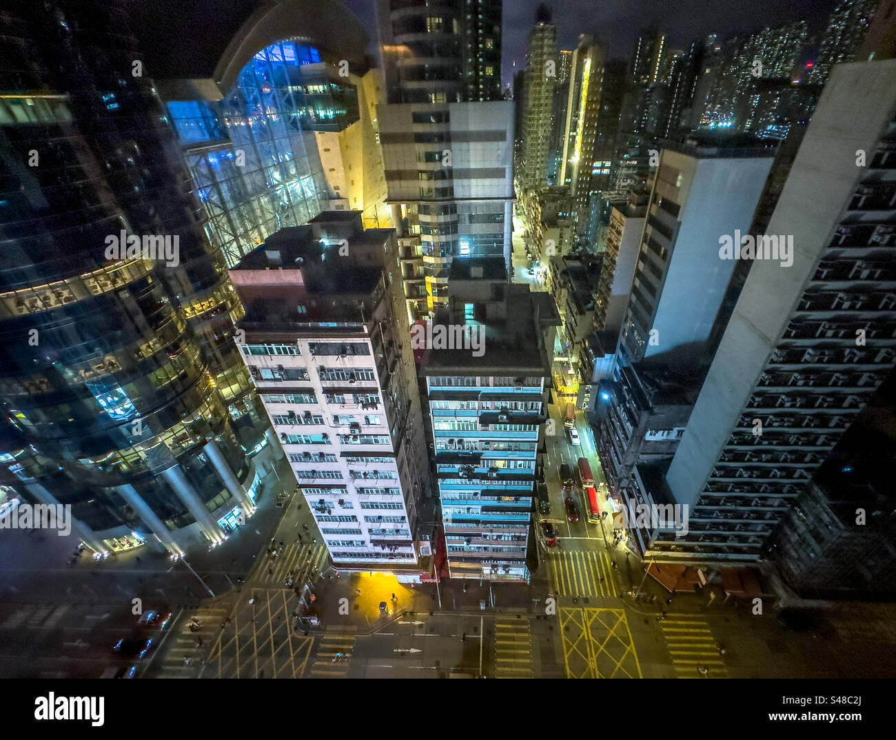 Vue aérienne de Argyle Street dans le quartier Mong Kok de Hong Kong la nuit - Image de stock capturée avec un smartphone
