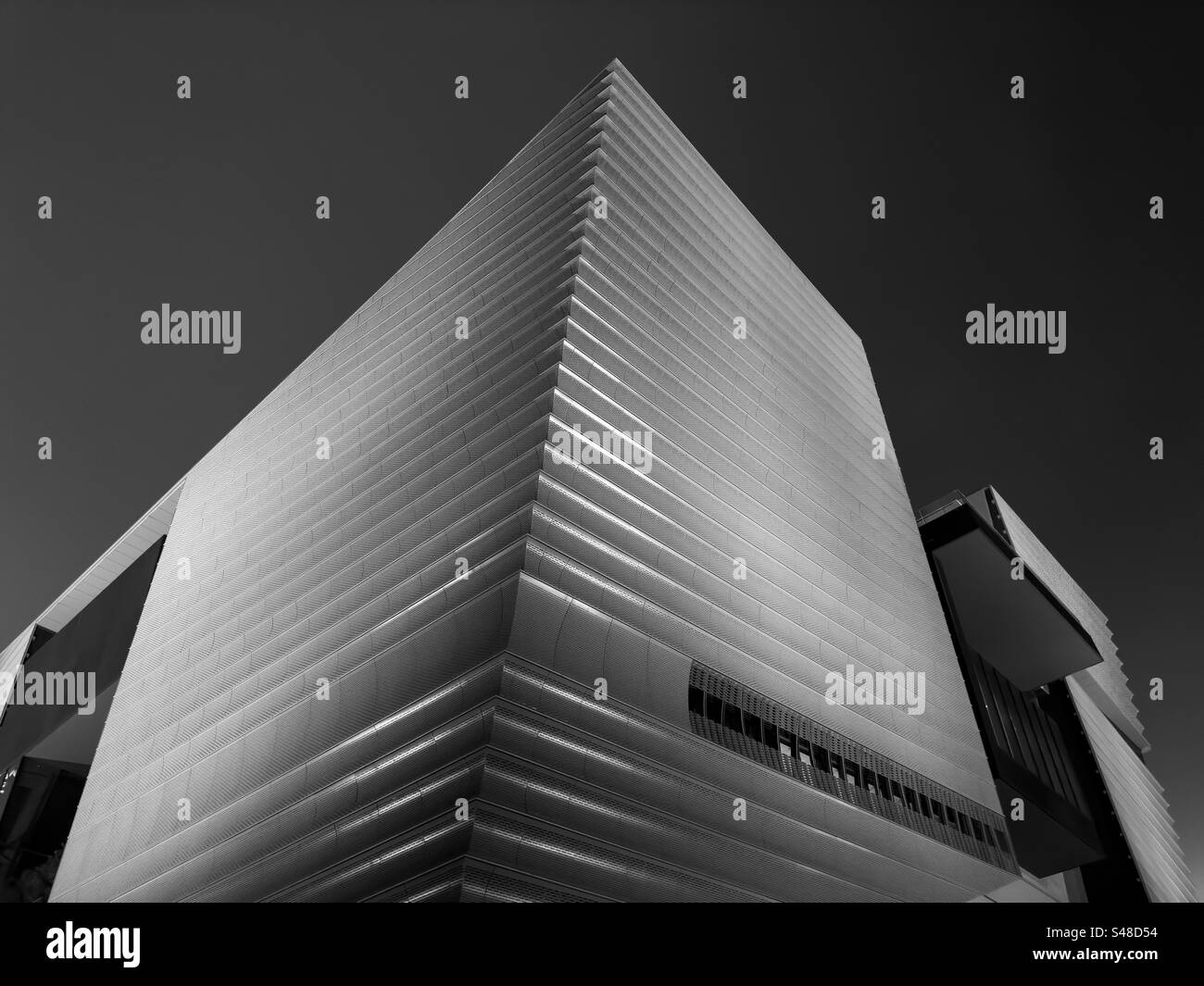 Le Hong Kong Palace Art Museum dans le quartier culturel ouest de Kowloon la nuit Banque D'Images