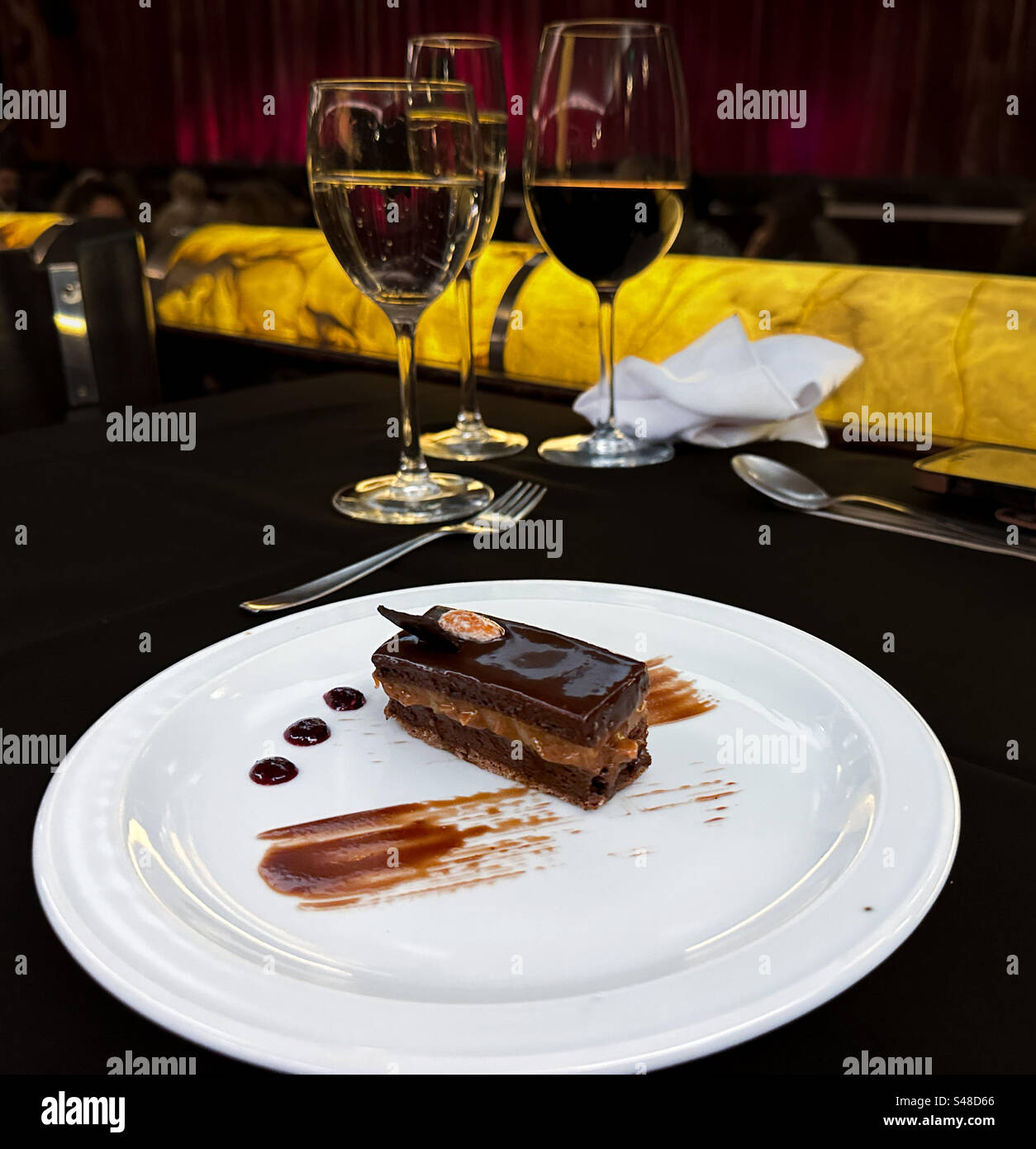 Dîner-théâtre. Vin et dessert - Image de stock capturée avec un smartphone