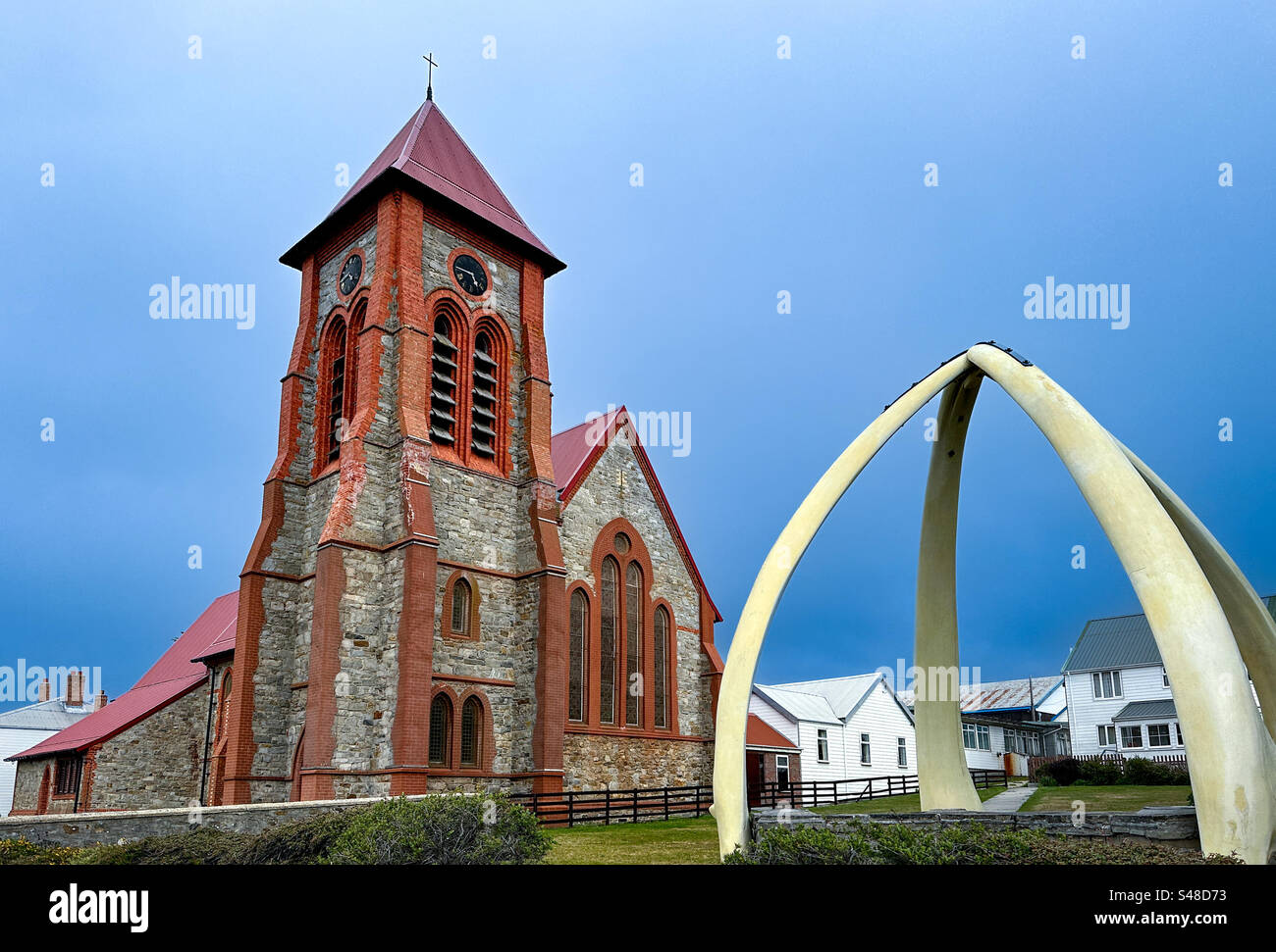 L'emblématique cathédrale Christ Church à Port Stanley, îles Falkland/Malvinas avec son arche emblématique en os de baleine Banque D'Images