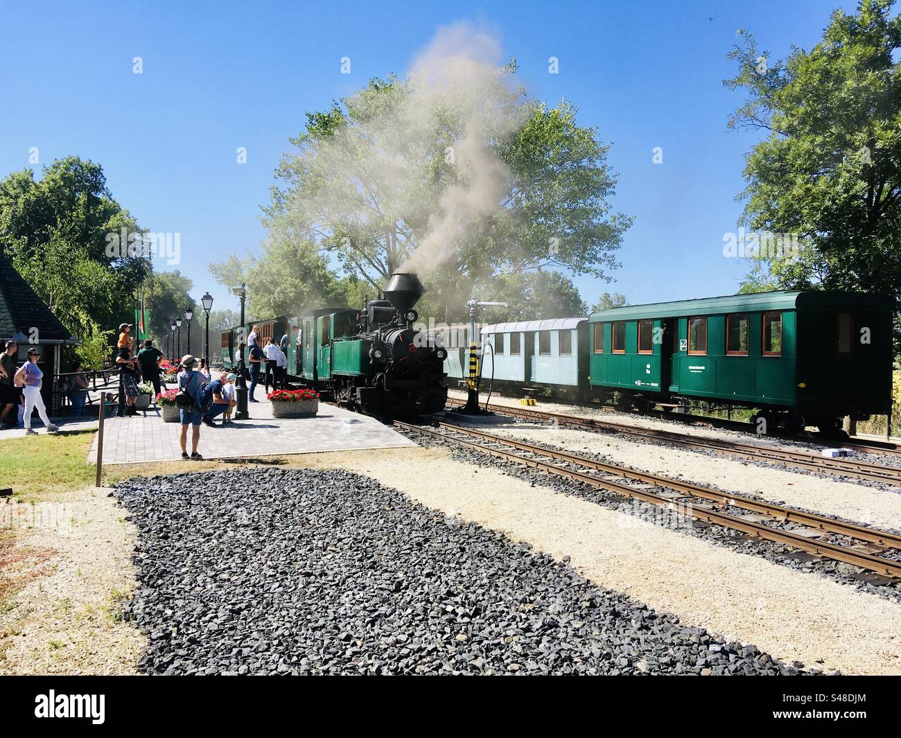 Le train à voie étroite du musée quitte la gare de Kastely à Nagycenk, en Hongrie - Image de stock capturée avec un smartphone