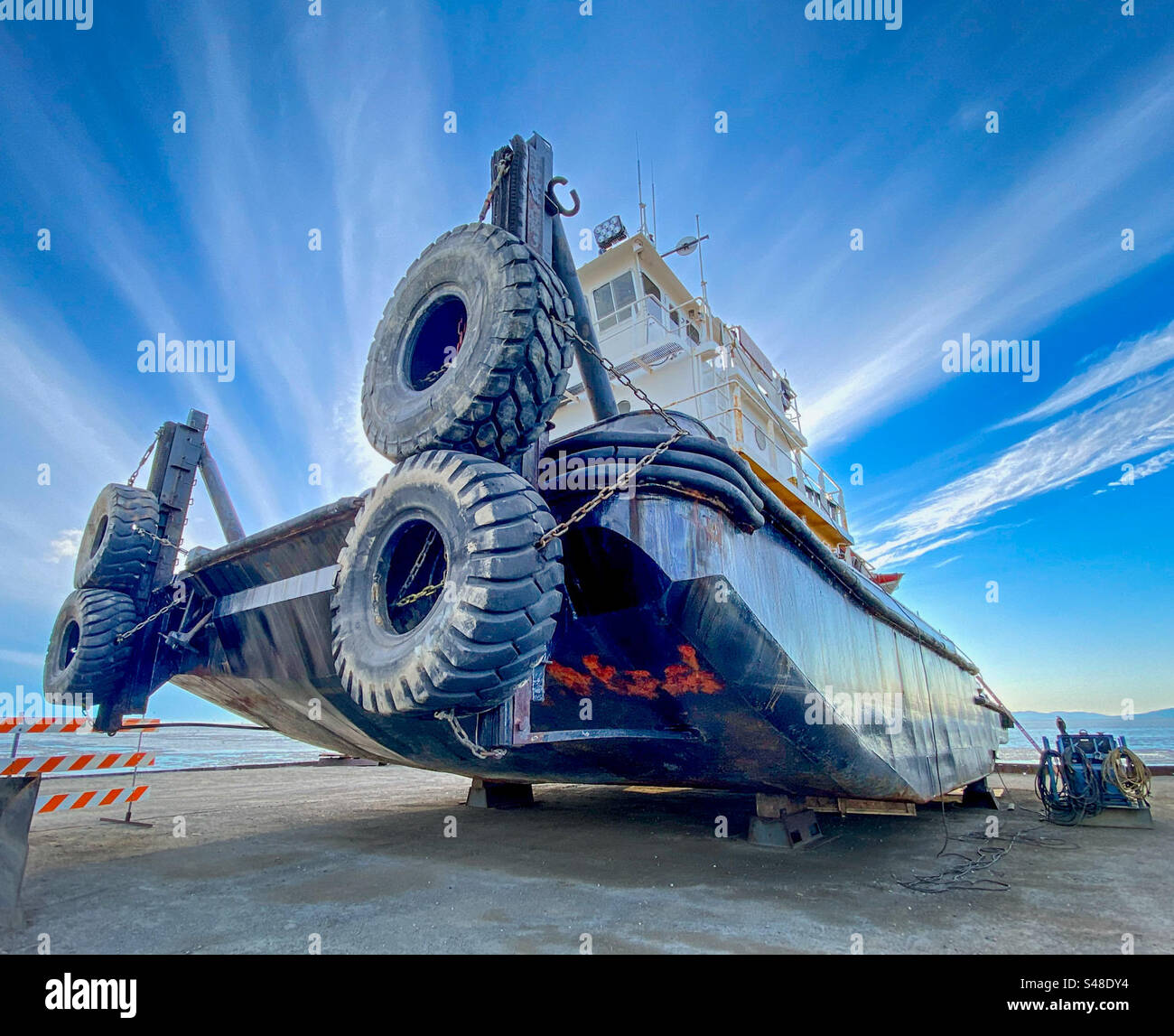 Barge de transport de marchandises amarrée à sec pour la saison hivernale dans la ville arctique de Kotzebue en Alaska Banque D'Images