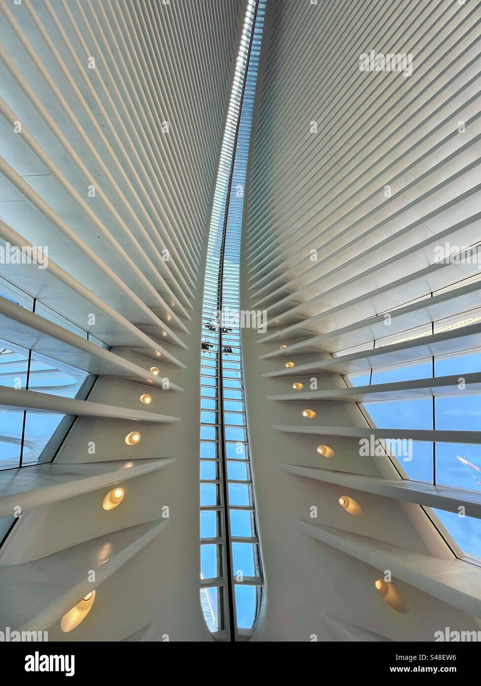 Toit du bâtiment Oculus à New York avec des entrepreneurs travaillant sur le toit en verre. Il fait partie du complexe World Trade Center et de la gare terminale du réseau ferroviaire PATH. Banque D'Images