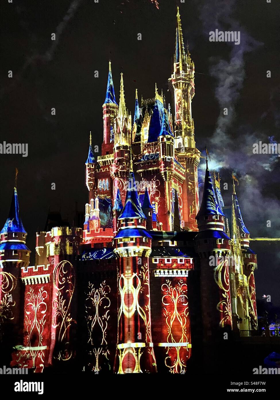 Le château de Cendrillon, la porte d'entrée de Fantasyland dans le Magic Kingdom à Walt Disney World à Orlando, a été illuminé de façon spectaculaire la nuit de décembre. - Image de stock capturée avec un smartphone