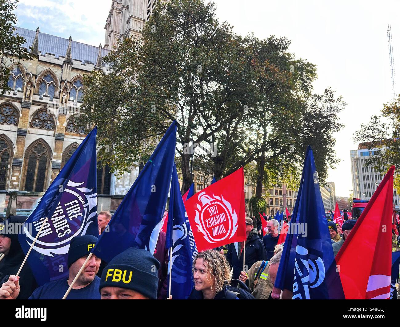 Drapeaux rouges et bleus de l'Union des pompiers - FBU - représentant les pompiers au Royaume-Uni. Vu à Westminster, Londres Banque D'Images