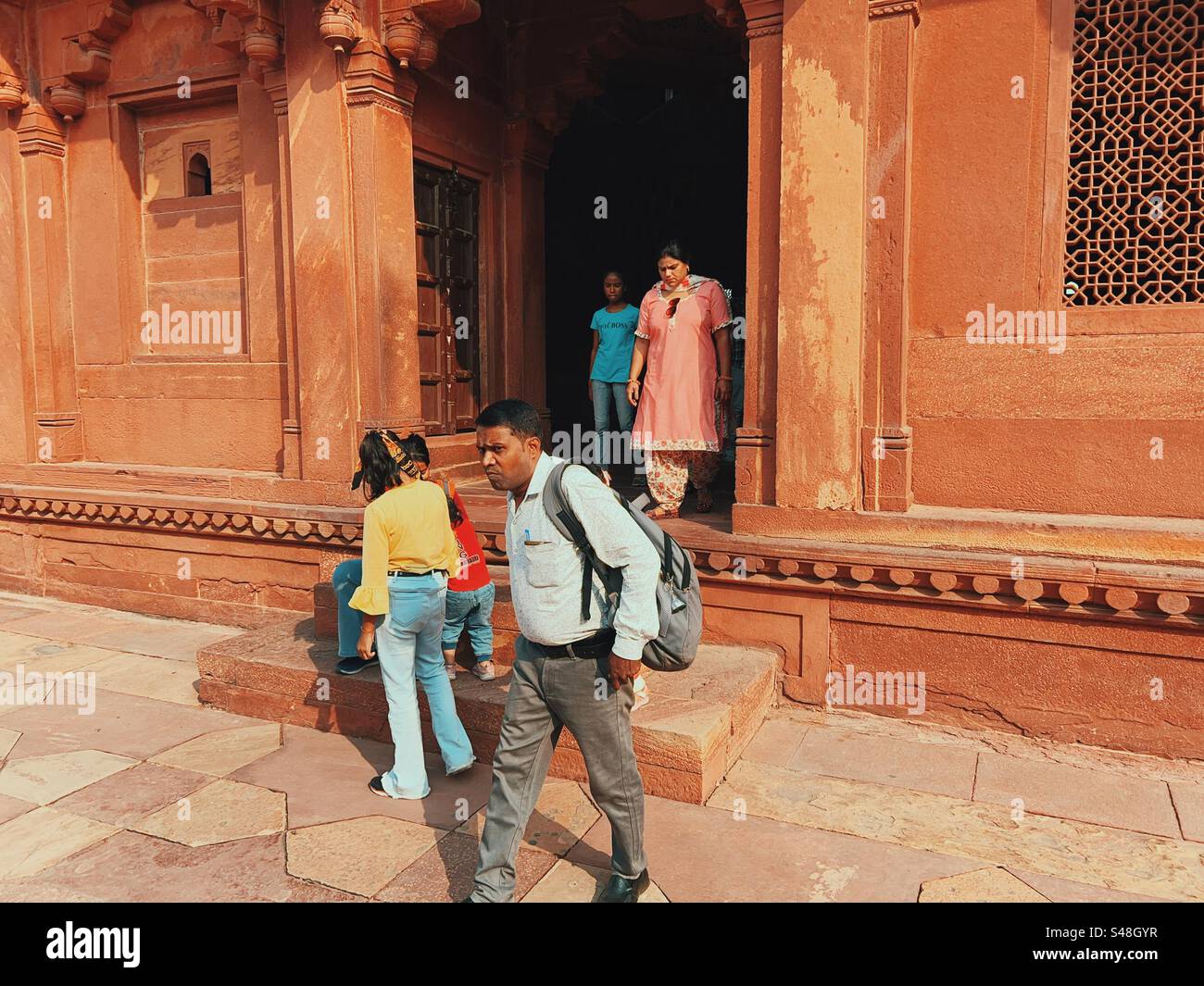 Les touristes indiens explorent les palais Akbar et Jodha Bai’a à Fatehpur Sikri, un site historique du patrimoine mondial Banque D'Images