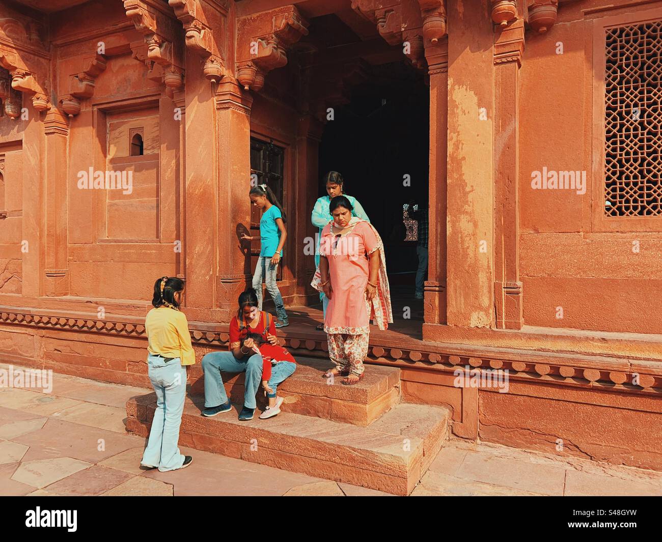 Touristes indiens explorant le site historique du patrimoine mondial de l'UNESCO à Fatehpur Sikri près d'Agra en Inde Banque D'Images