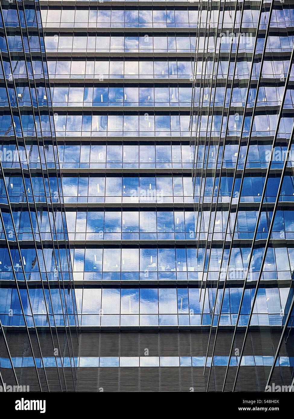 Vue à angle bas de la façade en verre d'un bâtiment à Melbourne, Australie. Gros plan. Plein cadre, arrière-plans abstraits. Motif. - Image de stock capturée avec un smartphone