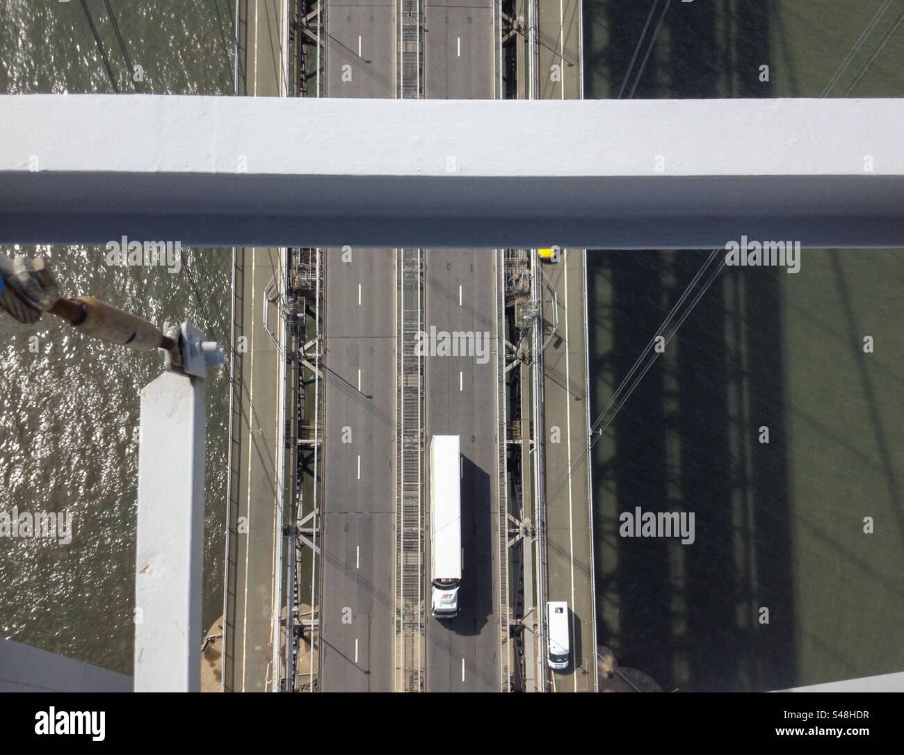 Vue vers le bas de la tour du pont au camion sur le pont, Forth Road Bridge sur Firth of Forth, Écosse, Royaume-Uni Banque D'Images