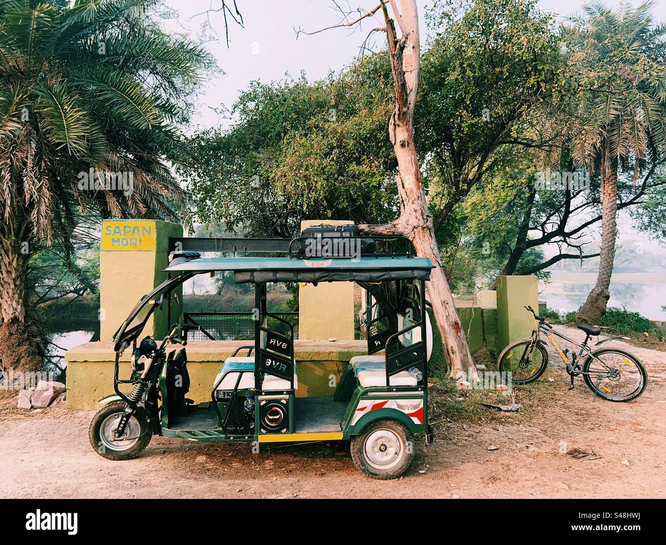 Un pousse-pousse électronique et un vélo au sanctuaire d'oiseaux de Bharatpur au Rajasthan en Inde Banque D'Images