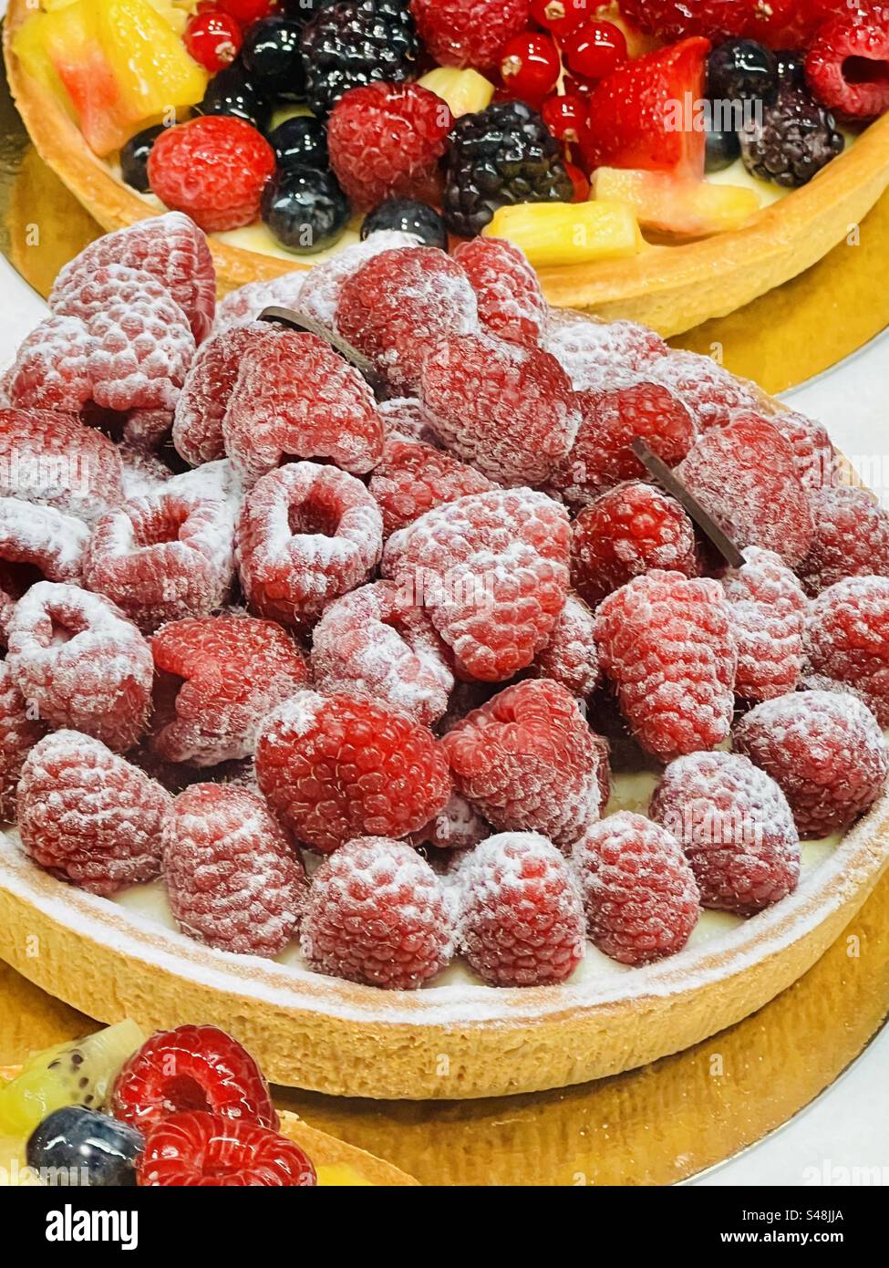 Délicieuse tarte aux fruits de framboise française dans une pâtisserie Banque D'Images