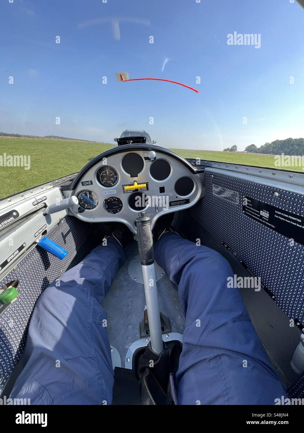 Vue des pilotes POV du planeur LET Blanik planeur montrant le tableau de bord, le joystick et les commandes. Banque D'Images