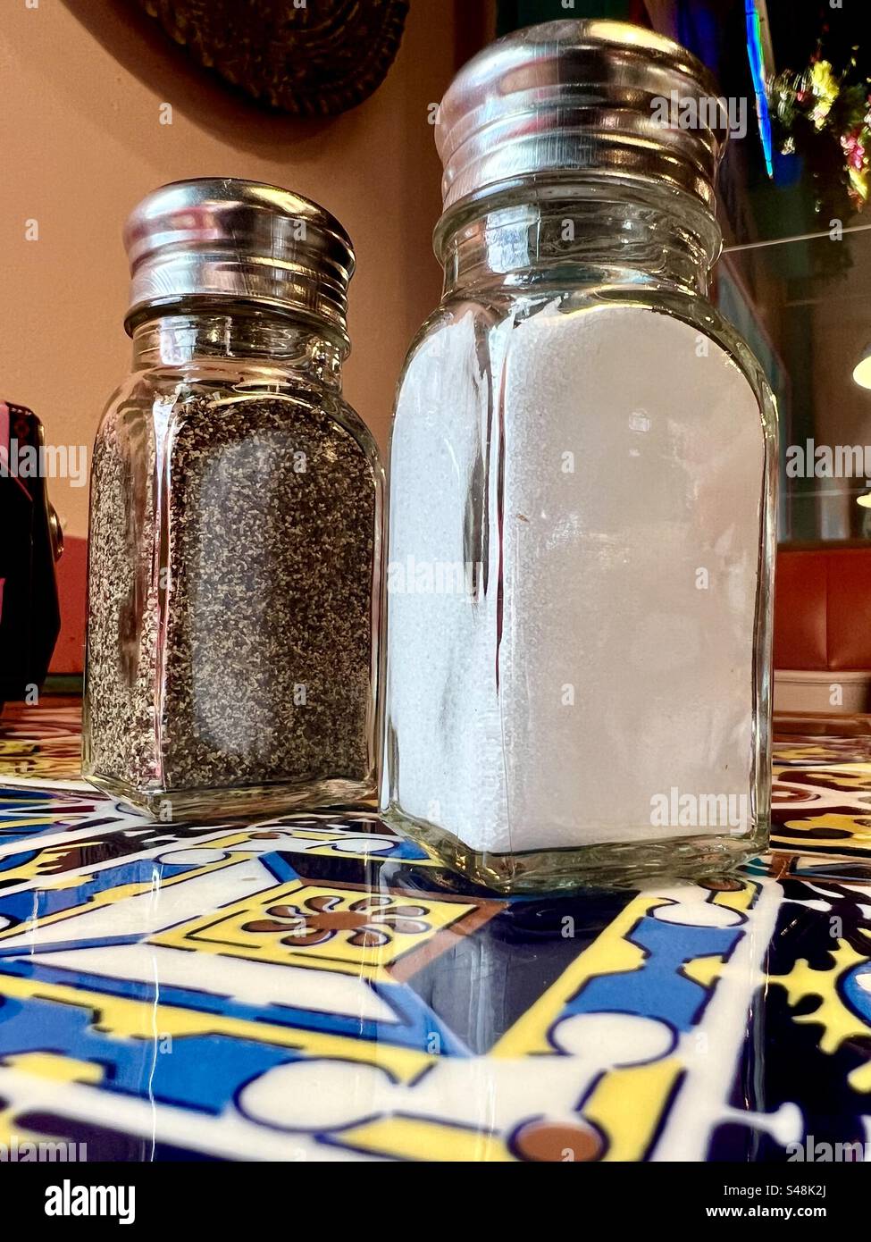 Salières et poivrières dans un restaurant mexicain Banque D'Images