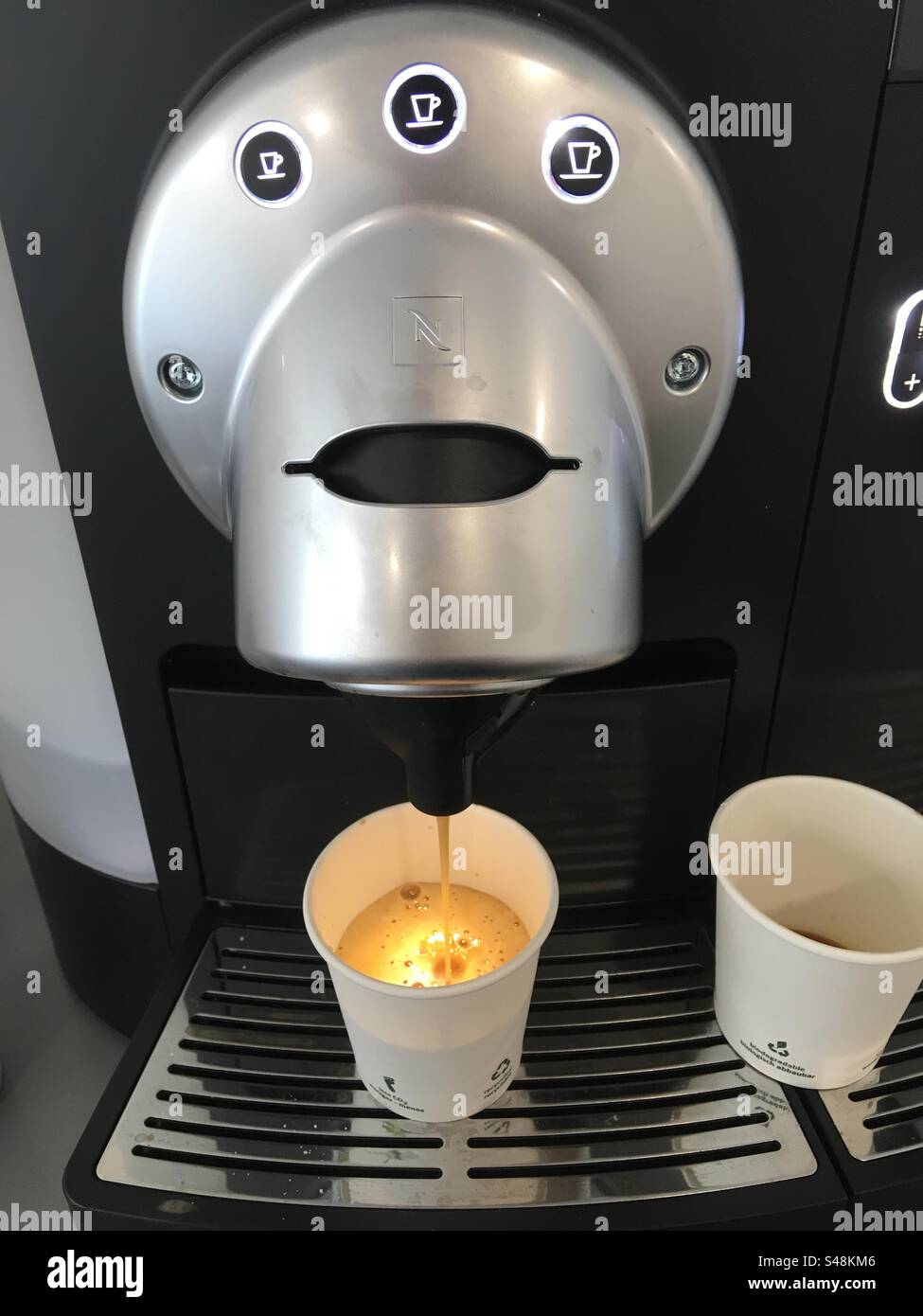 Tasse de café préparée sur une machine à café Banque D'Images
