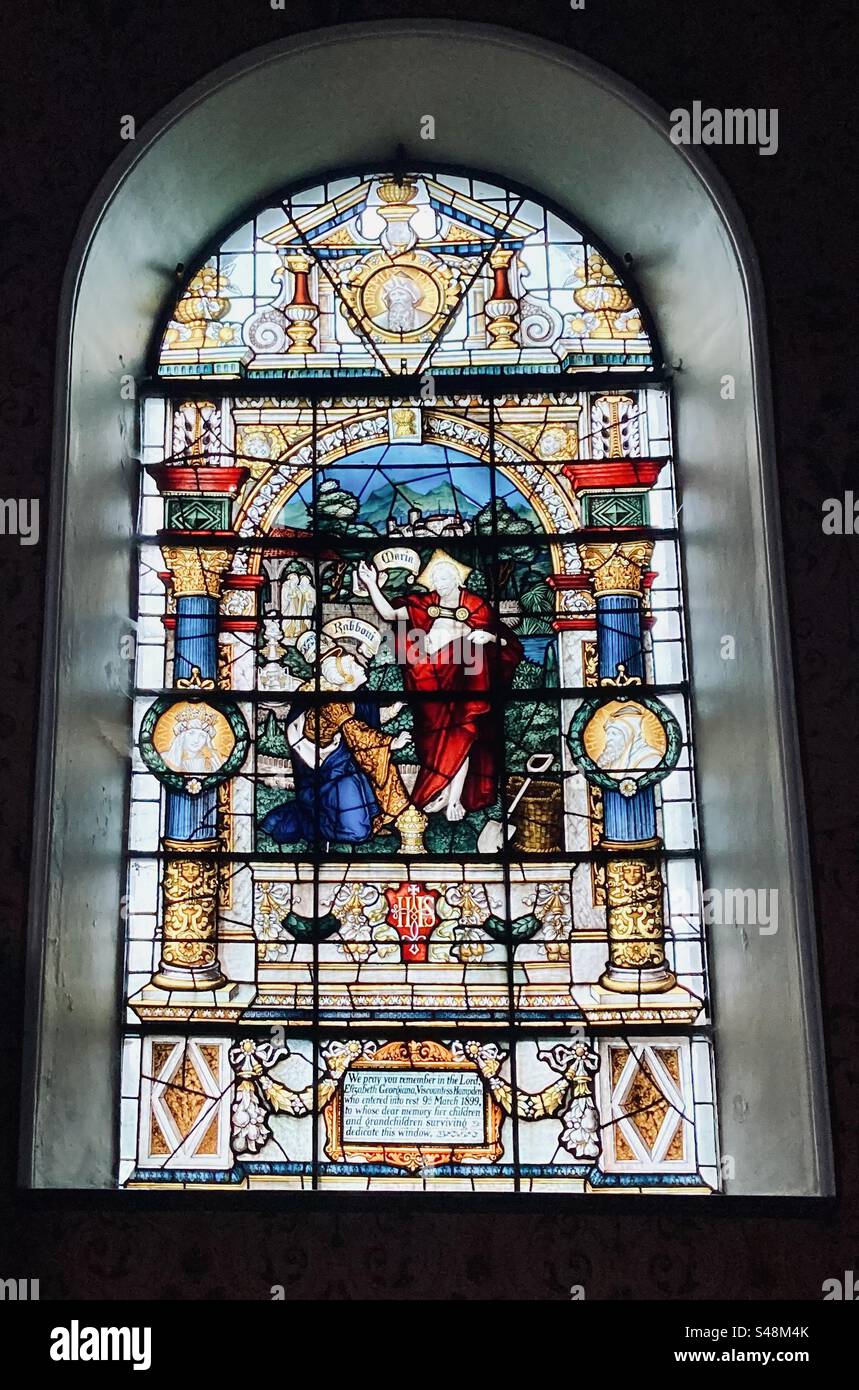 Vitrail/vitrail dans l’église St Mary dans le village de Glynde, dédié à la mémoire de la vicomtesse Elizabeth Hampden décédée en 1899 Banque D'Images