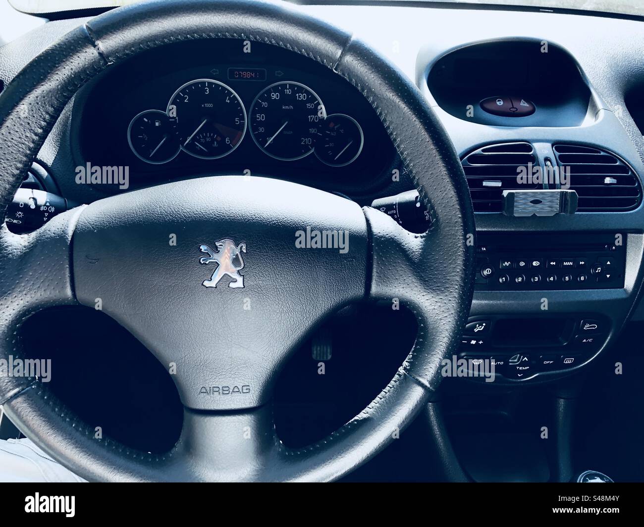 Vue intérieure d'une planche de bord de voiture Peugeot 206 HDI Banque D'Images
