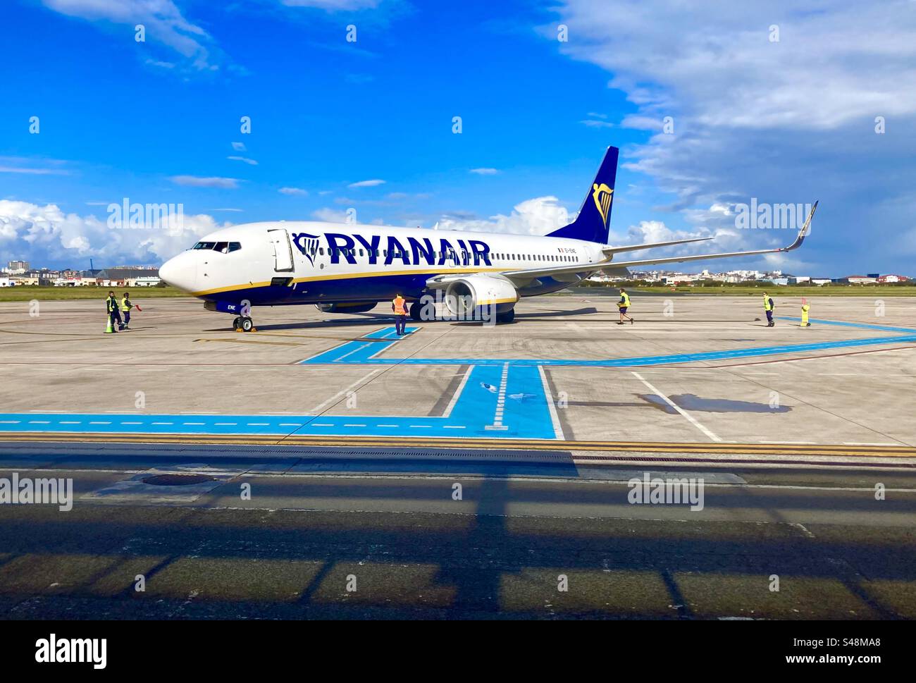 Ryanair Boeing 737-800 a atterri à l'aéroport Seve Ballesteros Santander sur le point de débarquer Cantabrie Espagne Banque D'Images