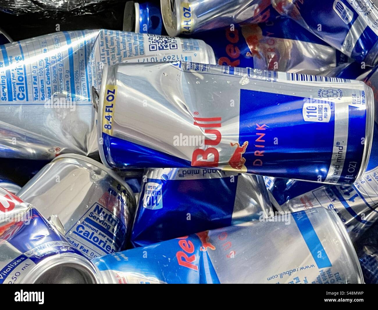 Boîtes Red Bull vides semi-broyées - Image de stock capturée avec un smartphone