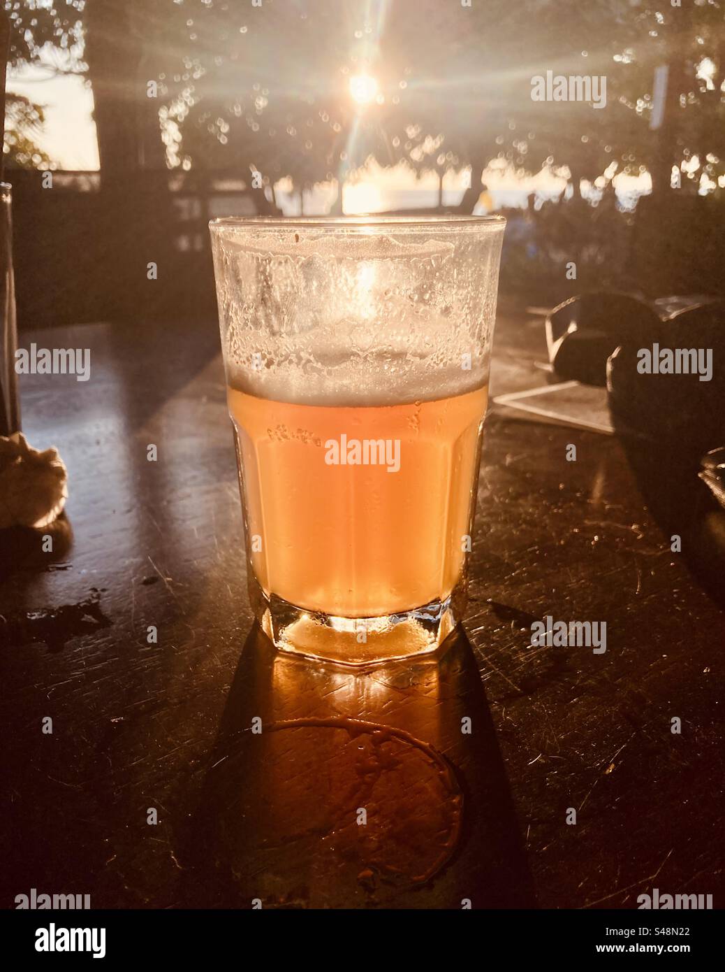 Coucher de soleil dans un verre à playa Pelada à Nosara, province de Guanacaste, Costa Rica. Banque D'Images