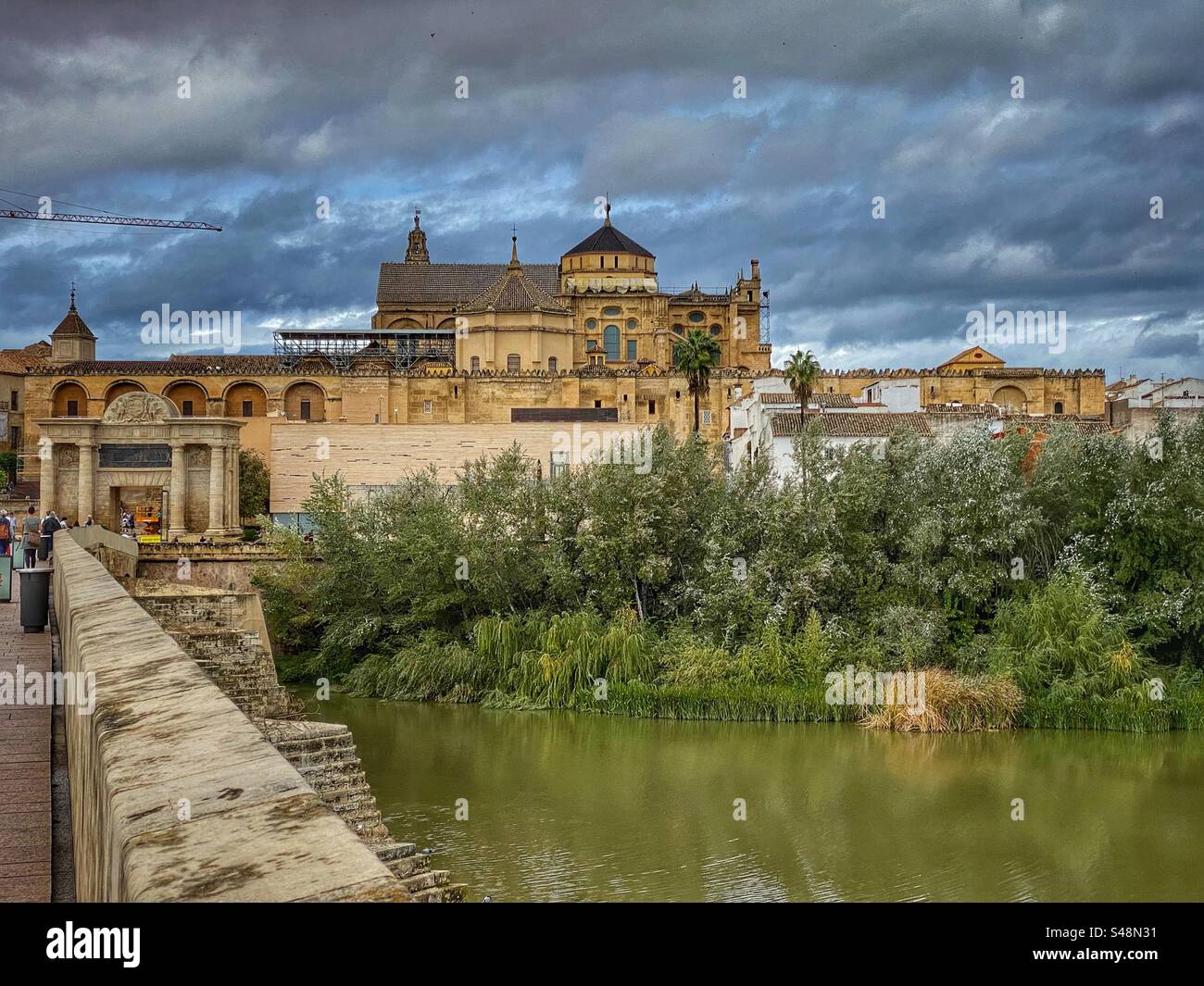 Vue sur la mosquée-cathédrale et le fleuve Guadalquivir depuis le vieux pont romain à Córdoba, Espagne. Banque D'Images