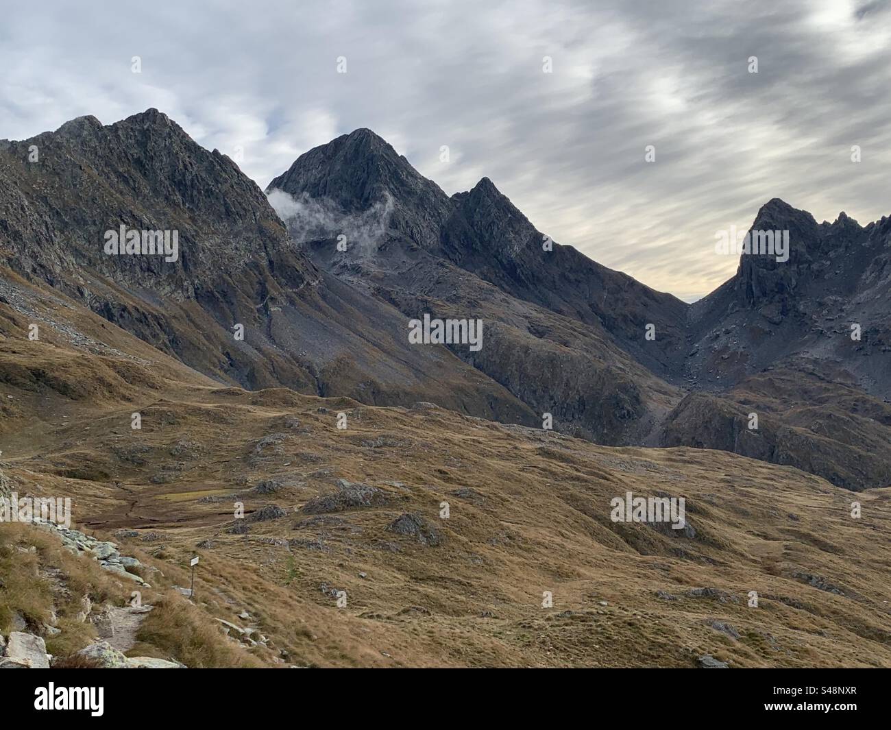 Autunno sulle Orobie. Pizzo del Diavolo di Tenda e Diavolino. Italia Banque D'Images