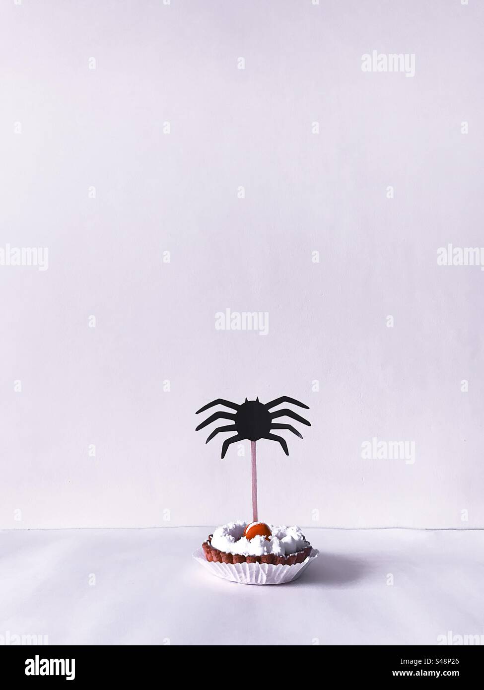 Araignée de fête d'Halloween sur cupcake Banque D'Images