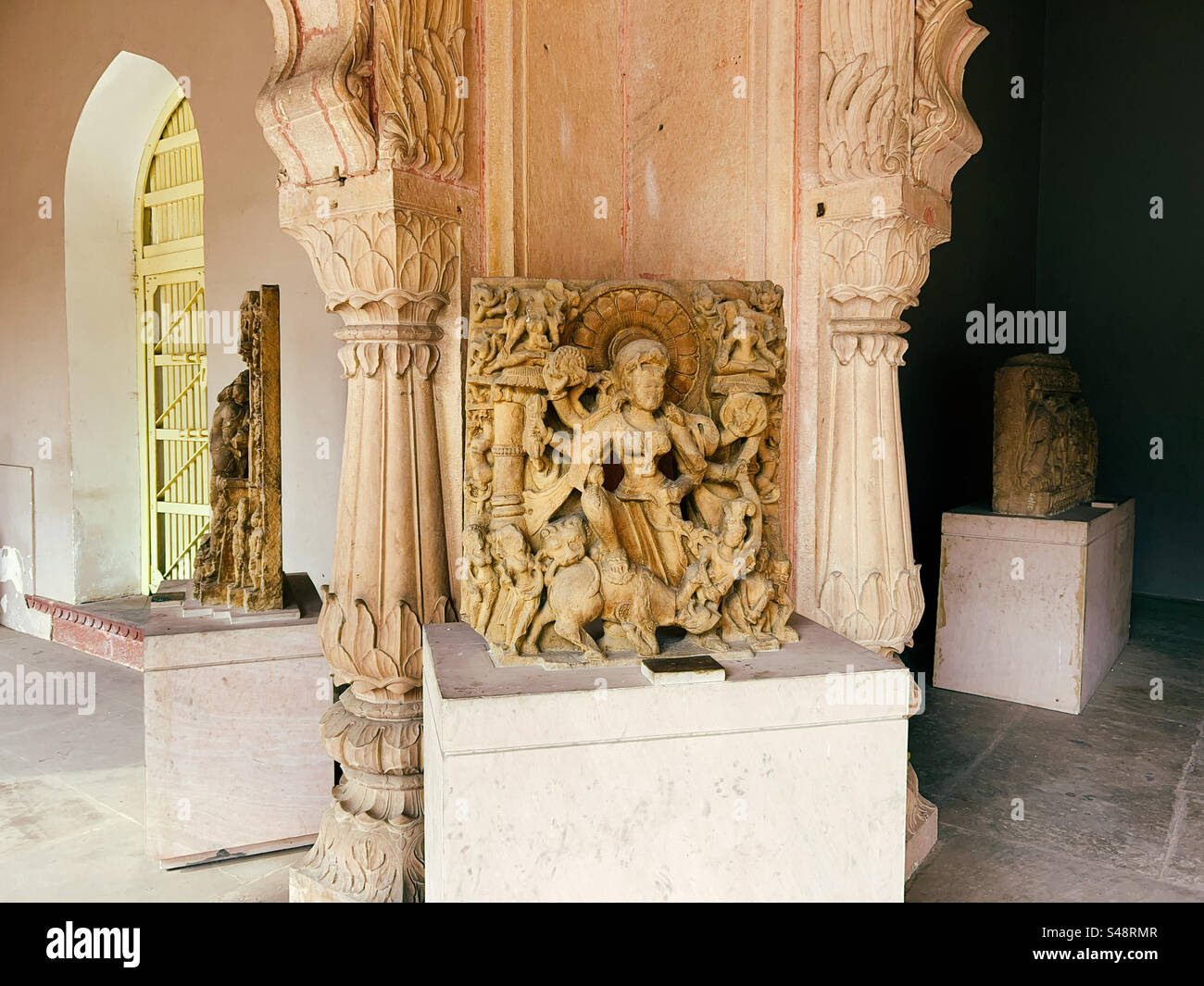 Statues historiques en ruines au musée dans le palais de Bharatpur et fort dans le Rajasthan, Inde Banque D'Images