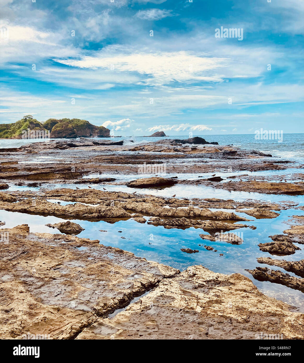Marée basse à la plage de Pelada à Nosara, Costa Rica. - Image de stock capturée avec un smartphone