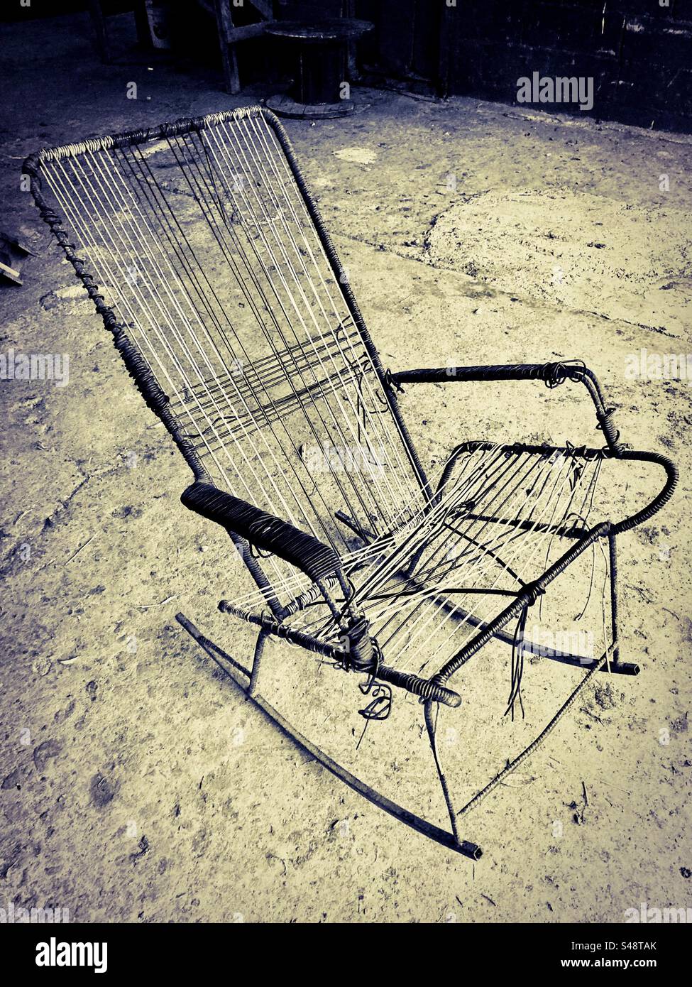 Chaise à bascule en acier usiné fabriquée à la main. Banque D'Images