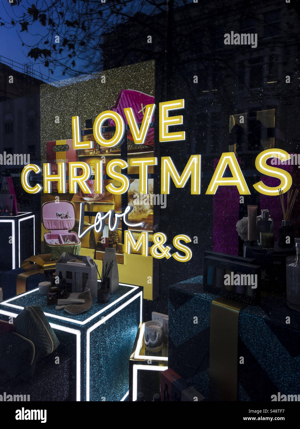 Marks & Spencer Christmas Window shopping, décembre 2023 : Phillip Roberts Banque D'Images