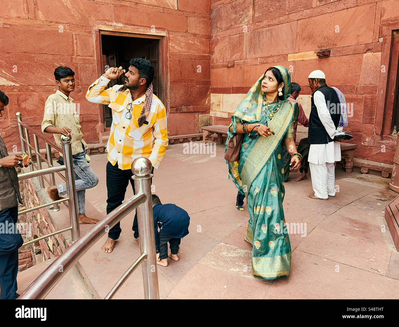 Touristes indiens au sanctuaire soufi et à la mosquée islamique de Fatehpur Sikri en Inde Banque D'Images