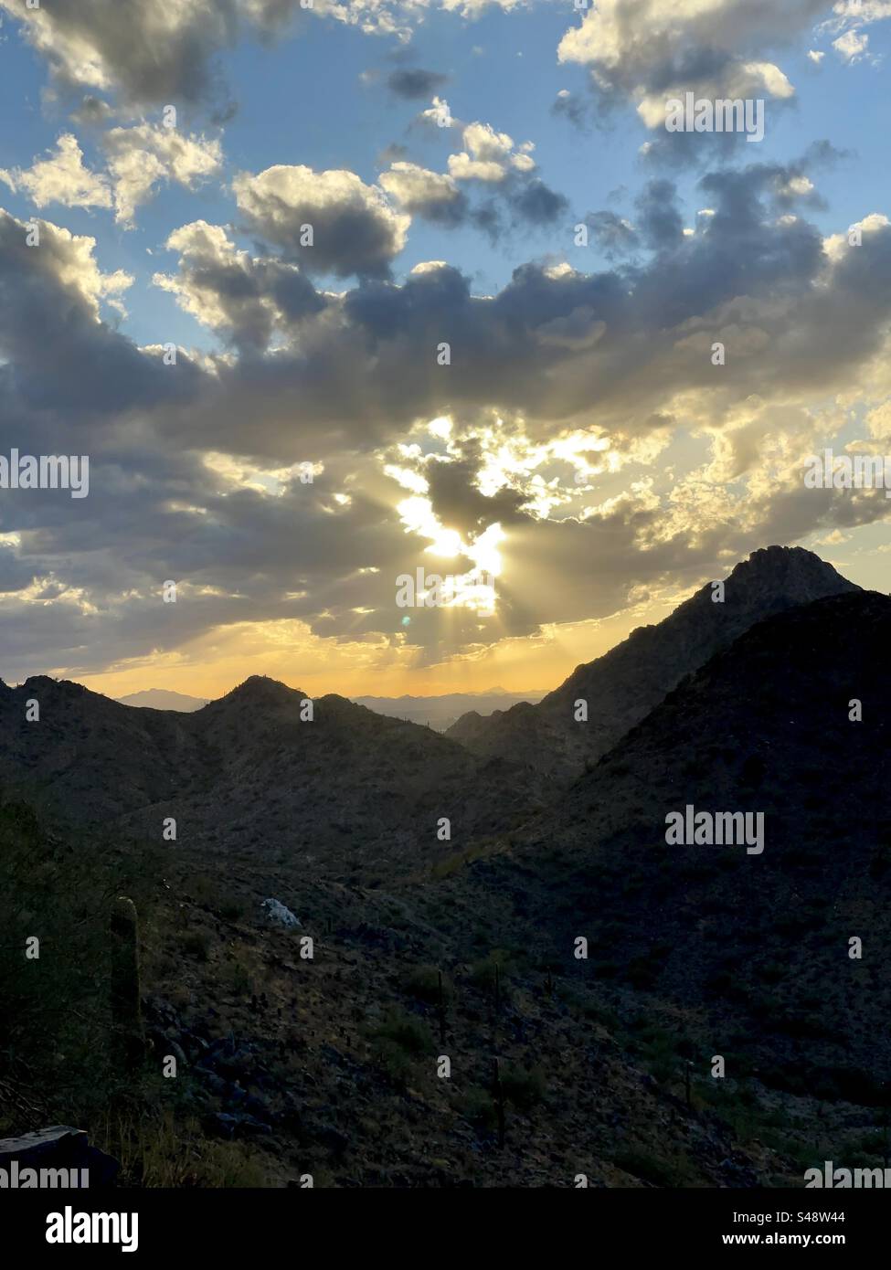 Coucher de soleil Golden Eye, Piestewa Peak, affleurements rocheux, désert de Sonoran, réserve des montagnes Phoenix, Arizona Banque D'Images