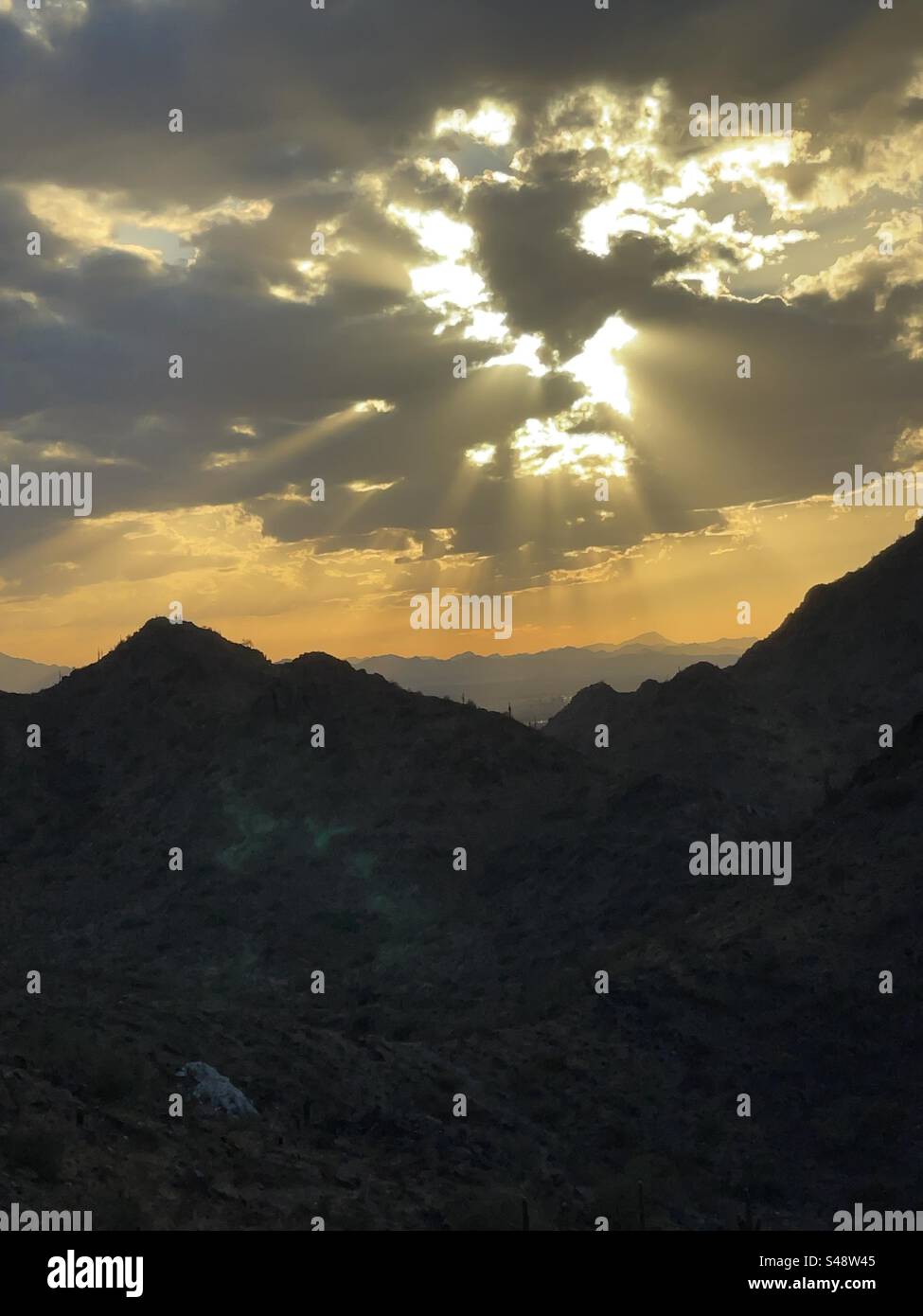 Coucher de soleil Golden Eye, Piestewa Peak, affleurements rocheux, désert de Sonoran, réserve des montagnes Phoenix, Arizona Banque D'Images