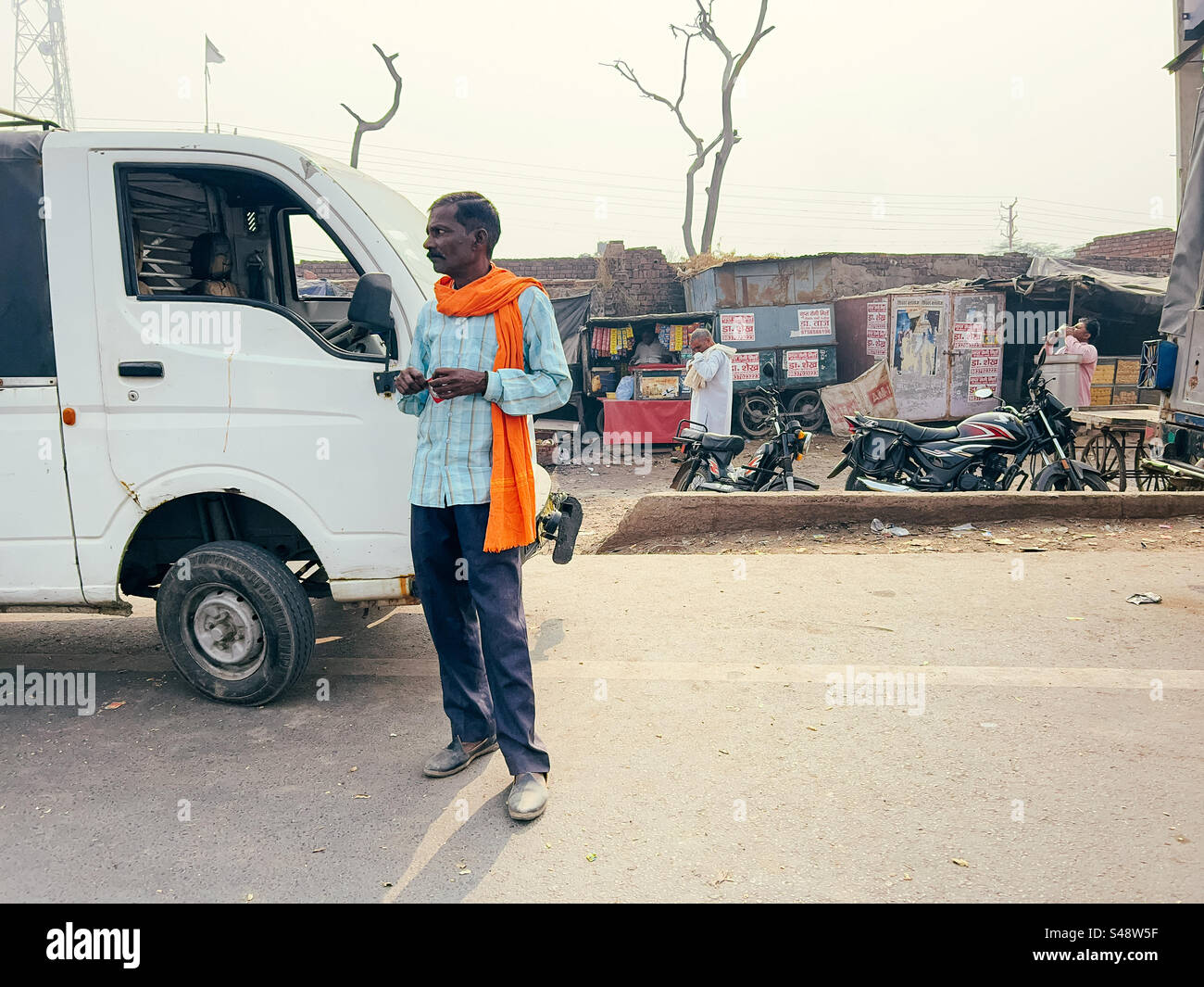 Des Indiens dans les rues d'une petite ville en Inde Banque D'Images