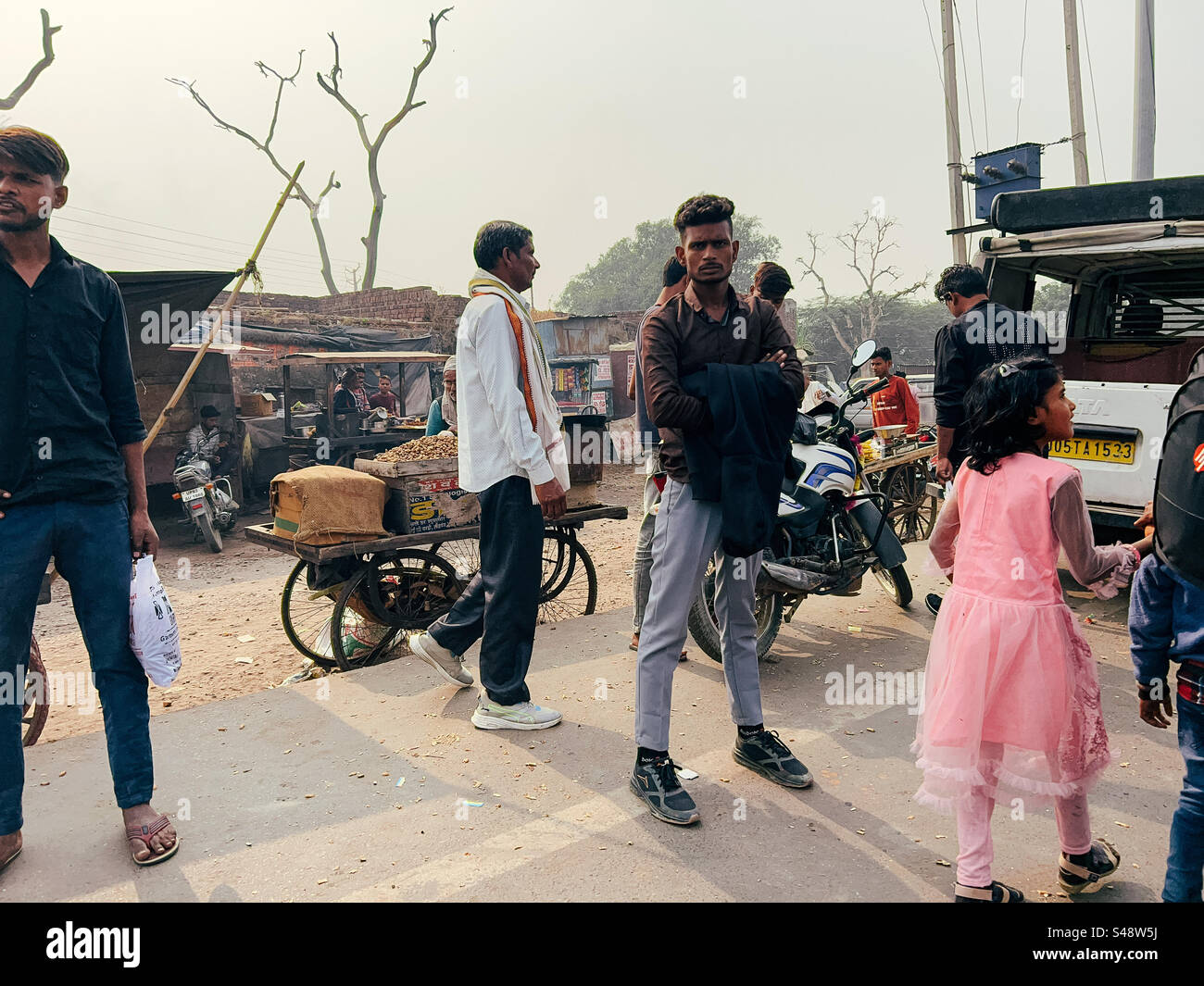 Des Indiens dans les rues d'une petite ville en Inde Banque D'Images