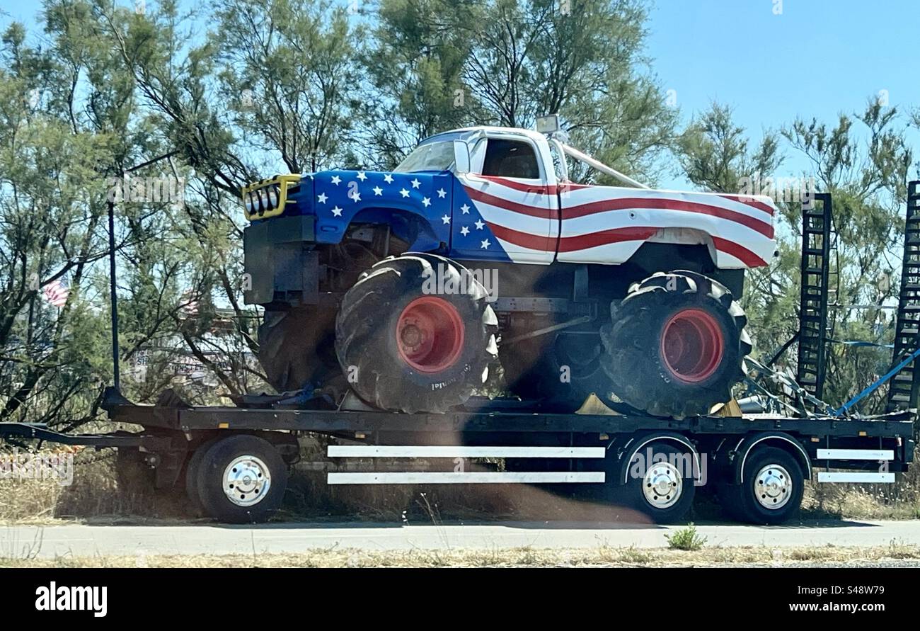 Drapeau américain bleu, blanc et rouge camion monstre sur une remorque. - Image de stock capturée avec un smartphone
