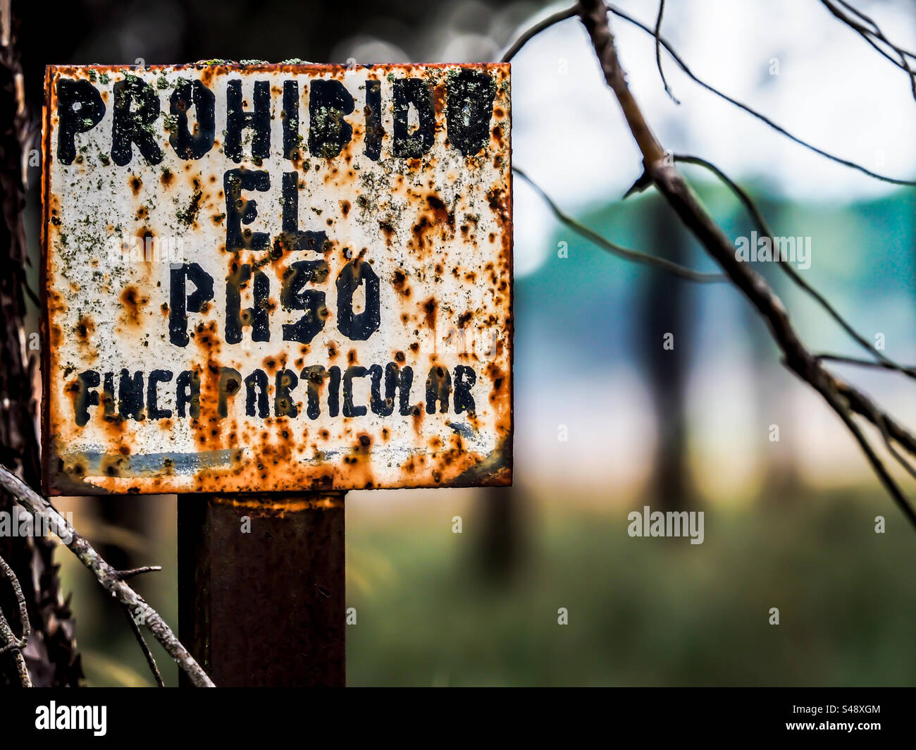 PROHIBIDO el paso - finca particular Banque D'Images