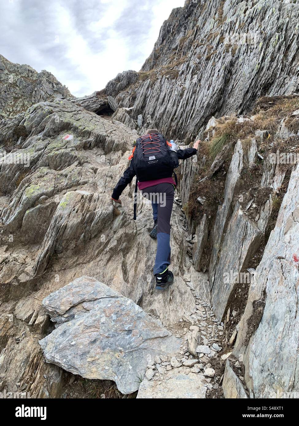 Fille grimpant sur un sentier de montagne. Banque D'Images