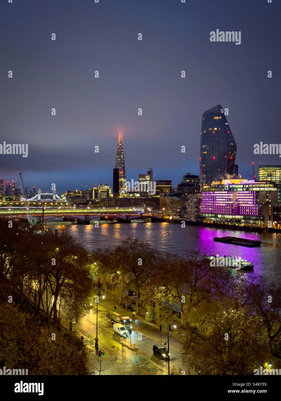 Londres la nuit. La Tamise. Le Shard - Image de stock capturée avec un smartphone
