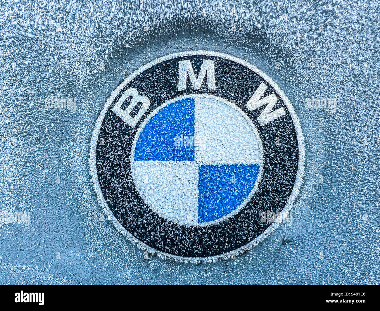 Logo BMW recouvert de glace - Image de stock capturée avec un smartphone