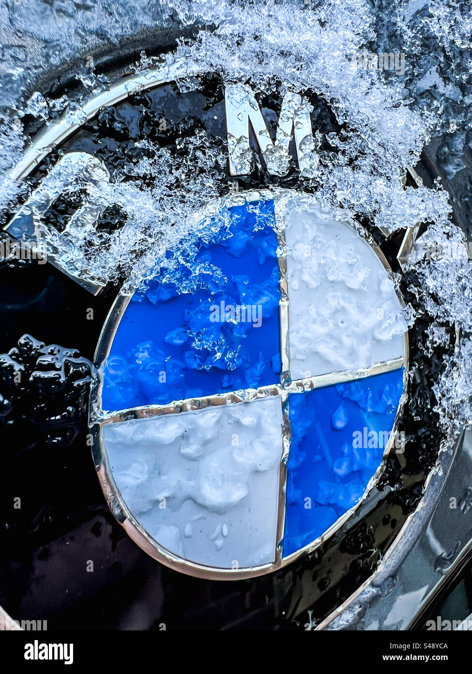 Logo BMW recouvert de neige et de glace - Image de stock capturée avec un smartphone
